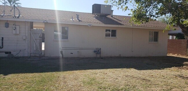 Building Photo - 114 W Riley Dr