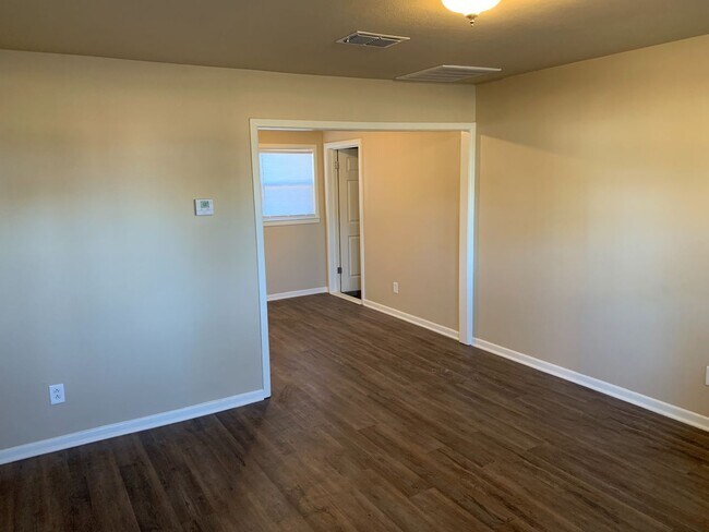 Building Photo - Completely Remodeled 3 bed house!
