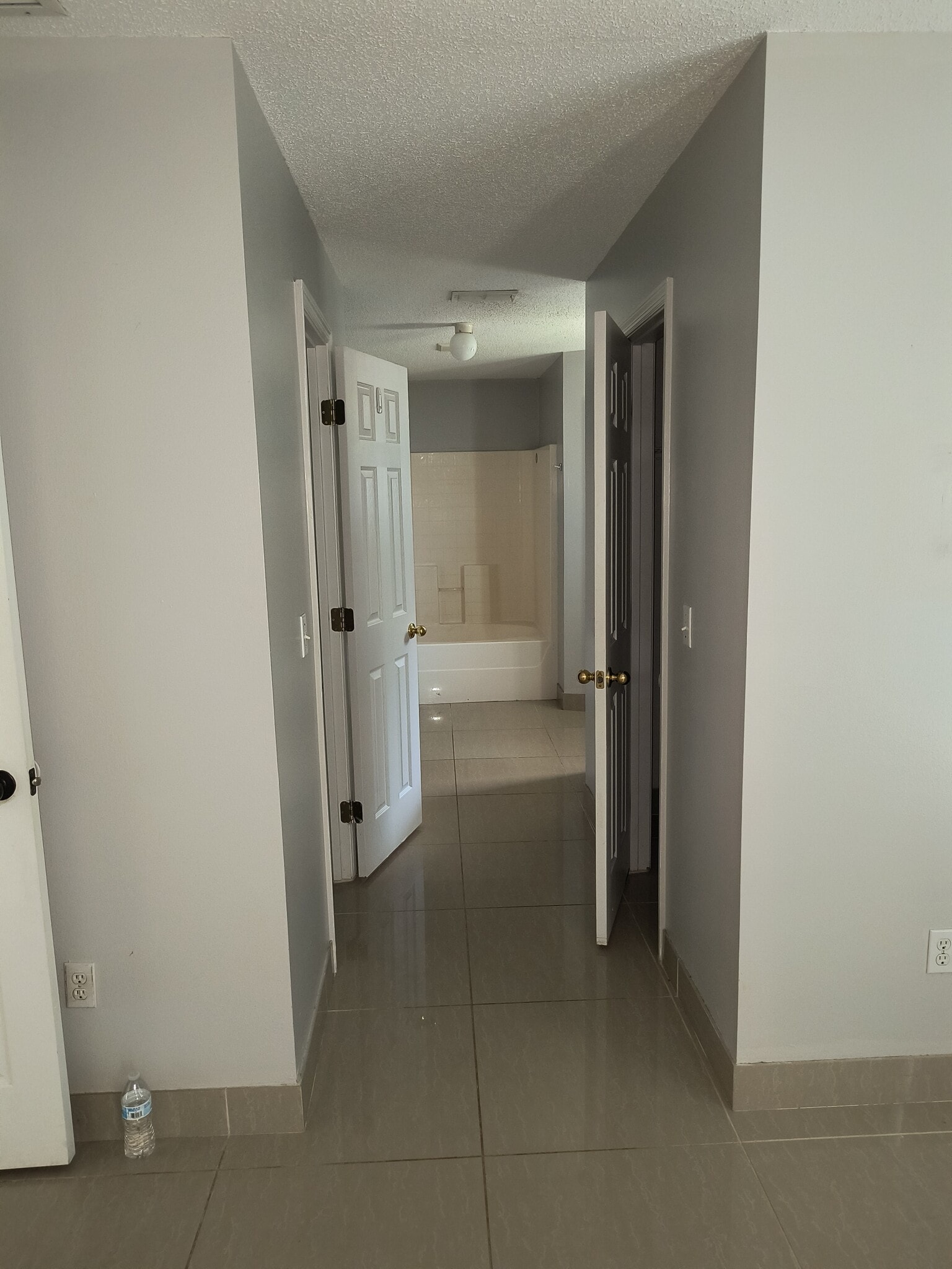 MASTER BATH WITH 2 WALK IN CLOSETS - 925 SW Gwendolen Ter