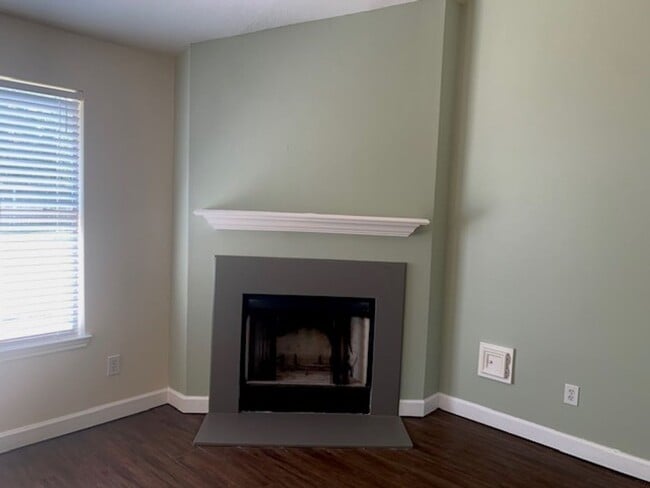 Building Photo - What a Find! 4 Bedrooms!