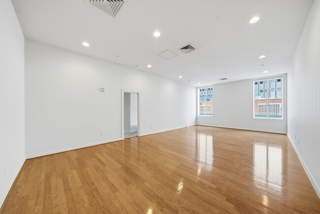 Building Photo - 914 Main St