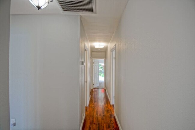 Building Photo - Beautifully Remodeled, Bright & Airy Home w/ Detached Bonus Room w/ Bath & 1-Car Garage, Front Ya...