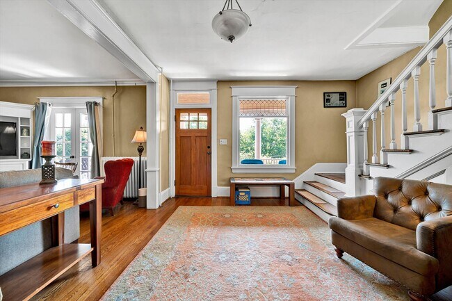 Building Photo - 2229 Wycliffe Ave SW
