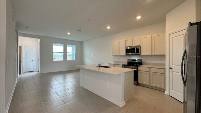 Building Photo - 325 Sol Vis Dr