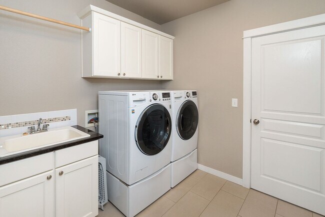 Building Photo - Spacious single level Orchard floorplan with 4th bedroom/den option home featuring SOLAR - Great ...