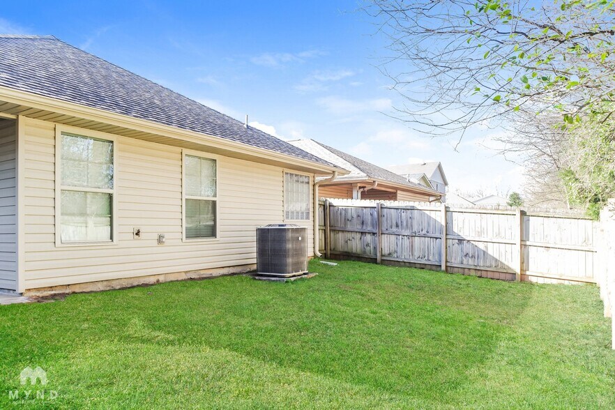 Building Photo - 201 Bermuda Lakes Dr