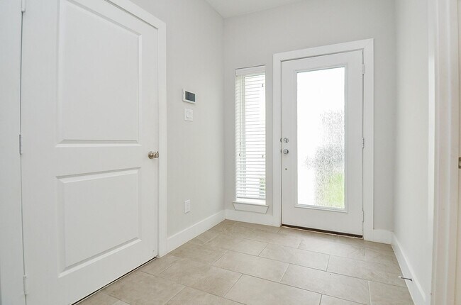 Building Photo - 5903 Val Verde St
