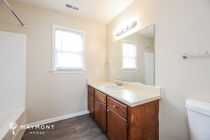 Building Photo - 602 Creek Dr