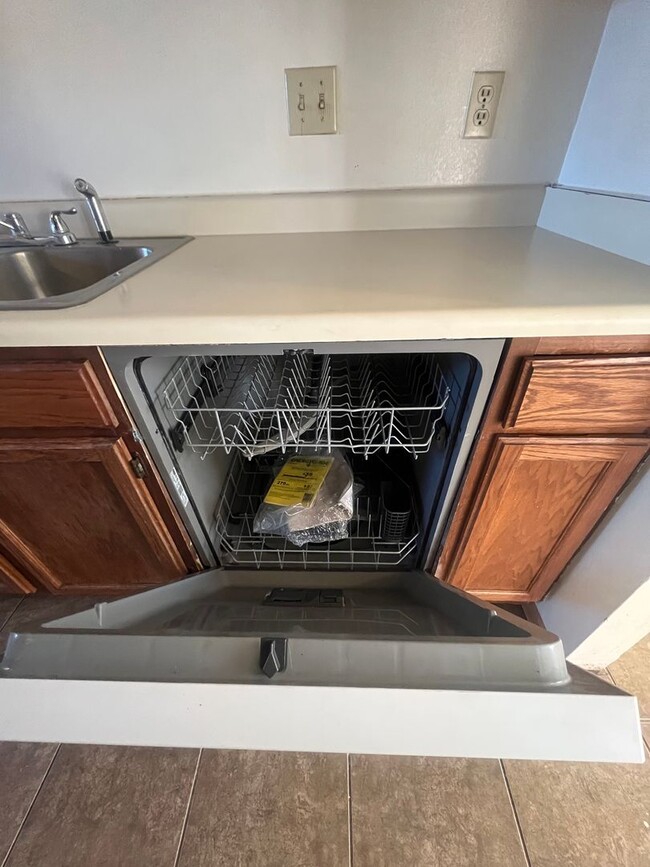 Building Photo - Townhouse with Garage!