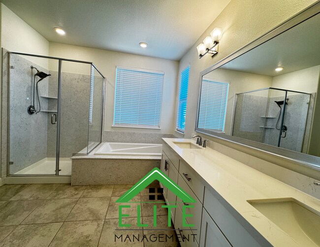 Building Photo - Spacious and Modern 4-Bedroom Home in Desi...