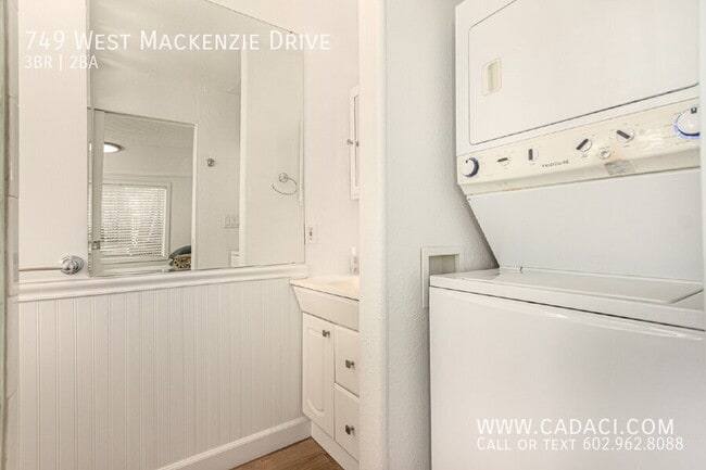 Building Photo - 749 W MacKenzie Dr