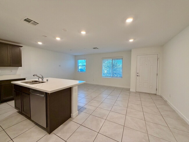 Building Photo - 3 BED 2.5 BATH 2 CAR GARAGE TOWNHOUSE FOR RENT LOCATED IN CADENCE MASTER COMMUNITY