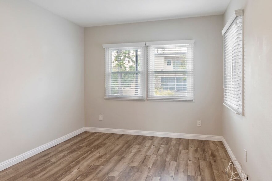 Building Photo - 744 Onarga Ave