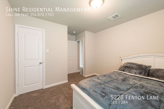 Building Photo - 5228 Fenton Ln