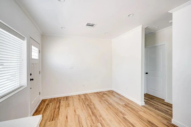 Building Photo - Stunning One-Bedroom Apartment