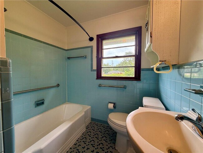 Building Photo - 5520 Helen Dr