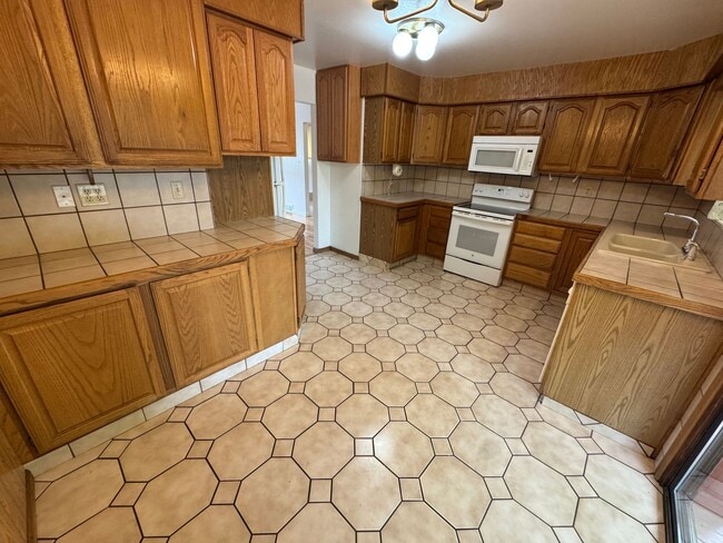 Building Photo - Spacious 3-Bed, 2-Bath Home with Included ...