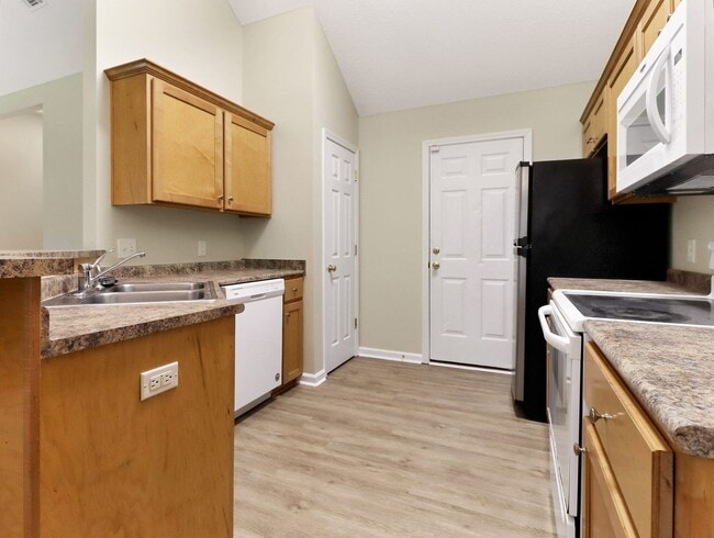 Building Photo - 3 Bed/2 Bath Home in Main Street!