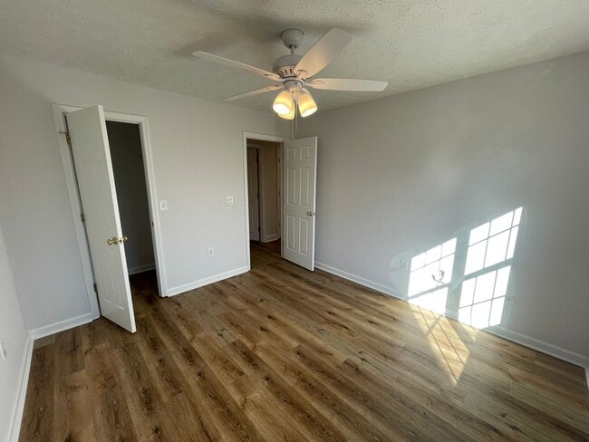 Building Photo - Updated 3/2 House in Silver Creek- $1,495