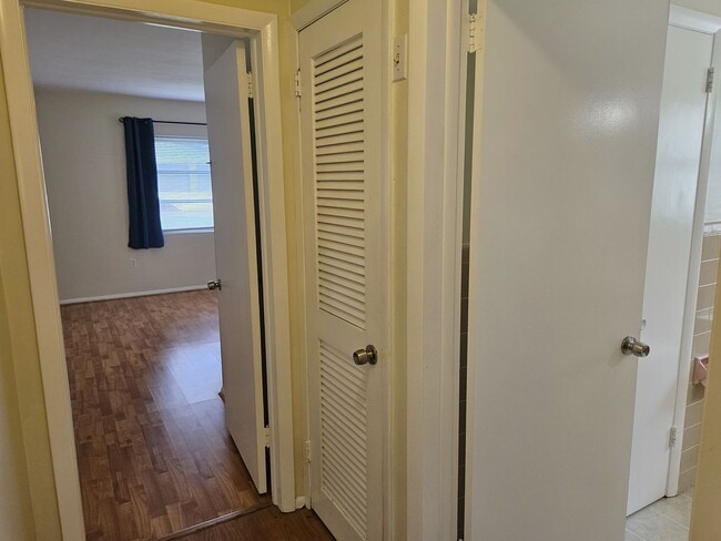 Building Photo - Annual Unfurnished 2 Bedroom, 2 Bath Duple...