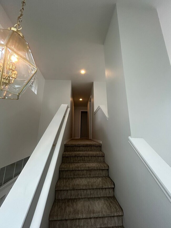Building Photo - 3 Bed, 2.5 bath Kent house w/2-car garage ...