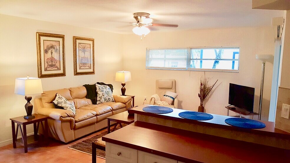 Spacious living area. - 7006 Midnight Pass Rd