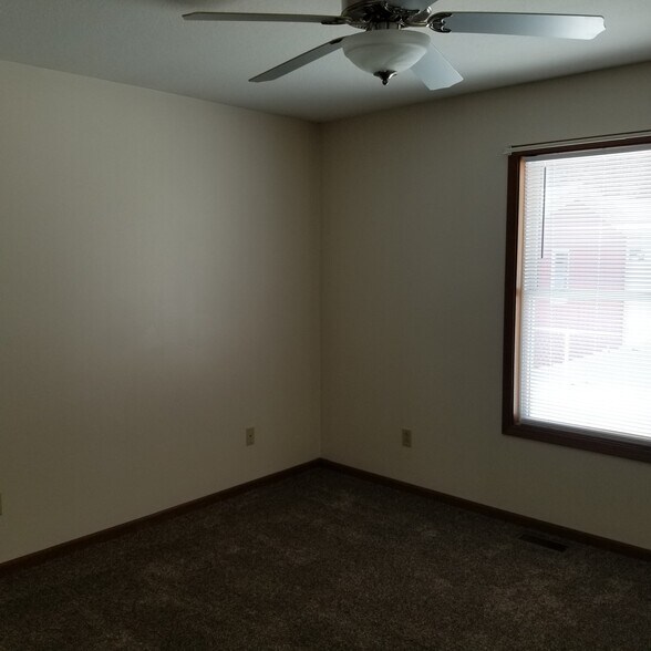 Building Photo - 1112 Oakview Dr