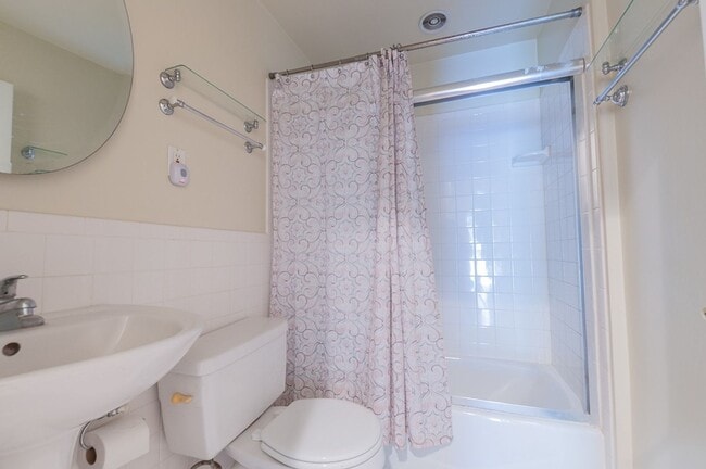 Building Photo - Beautiful single family house for rent