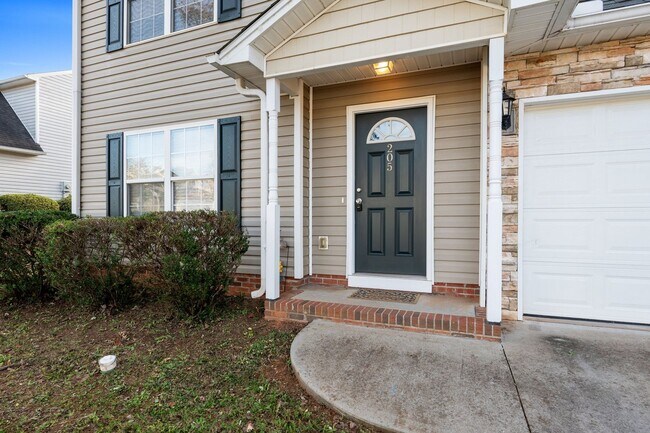 Building Photo - Spacious 4 BR, 2.5 BA, Master BR on Main, Conveniently Located Between Greenville and Spartanburg