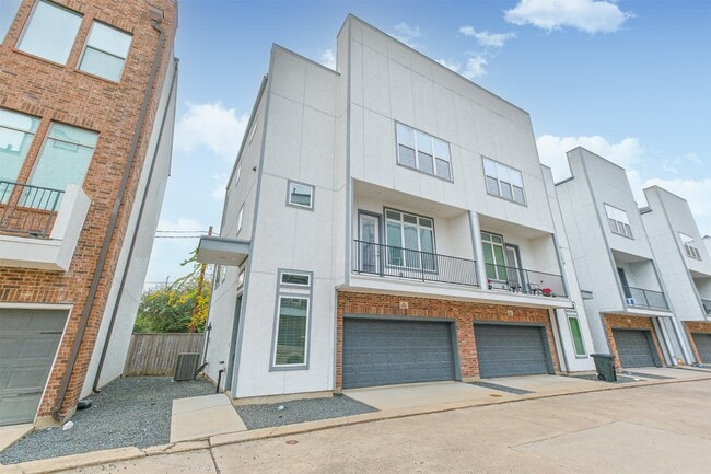 Building Photo - 1305 Mayfair Clarkson Ln