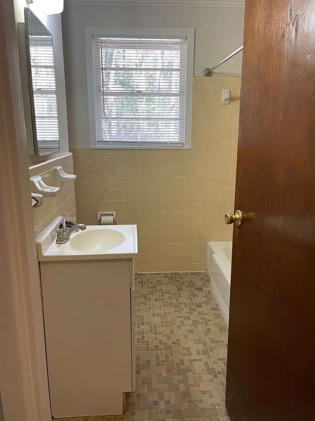 Building Photo - 2 Bedroom/1 Bathroom Duplex Located off of...