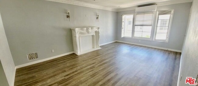 Building Photo - 164 S Elm Dr