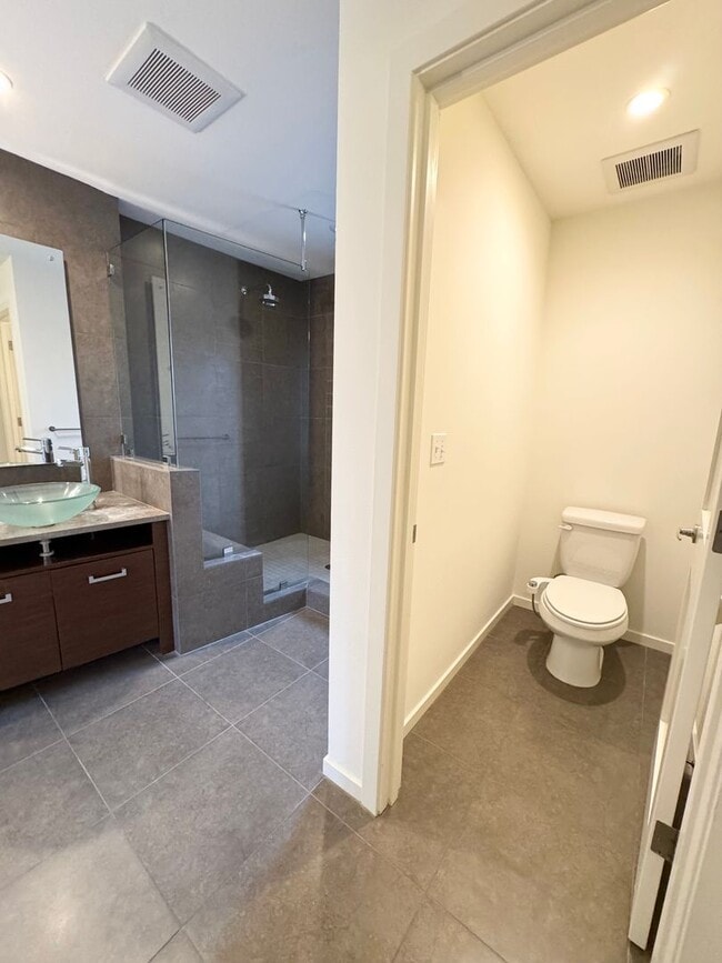 Building Photo - Rare Townhome 2 bed 2 bath in Heart of Bellevue Downtown