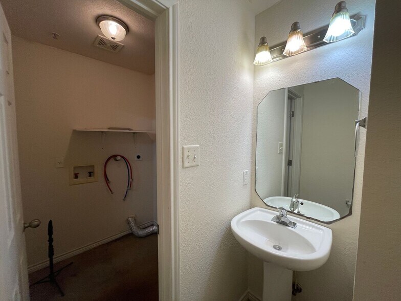 Building Photo - 4006 Cambridge Dr