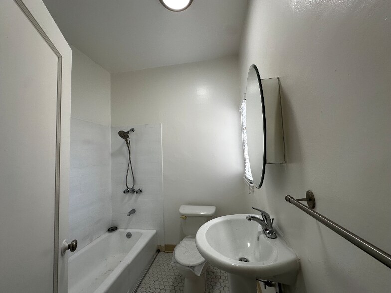 Building Photo - 2208 Carroll St