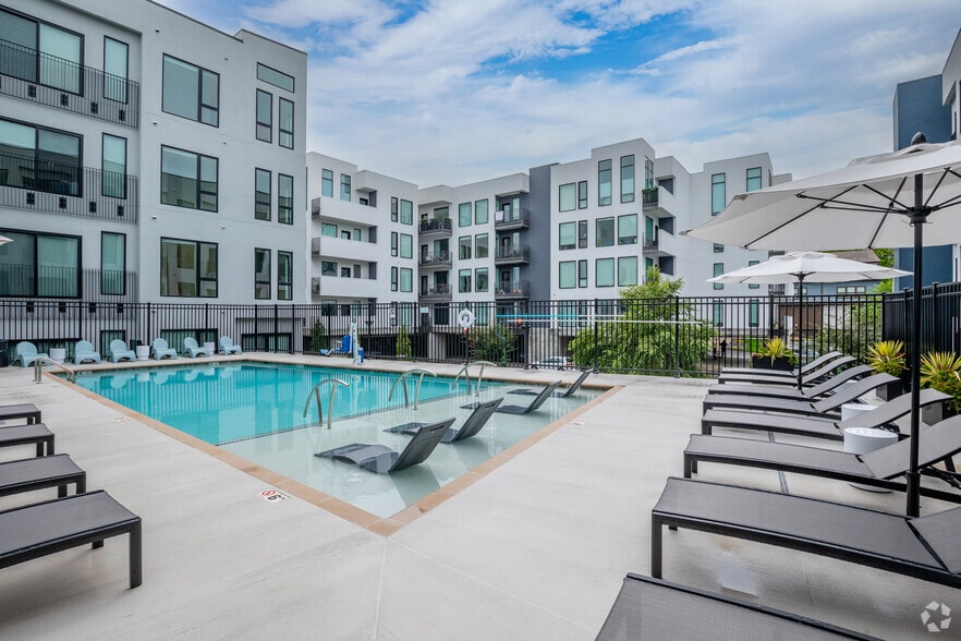 Primary Photo - z-121025-Luna Apartments