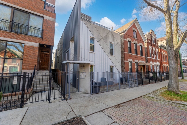 Building Photo - 1060 N Hermitage Ave