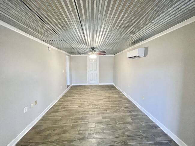 Building Photo - ADORABLE 2 BED WINTER PARK RENTAL HOME