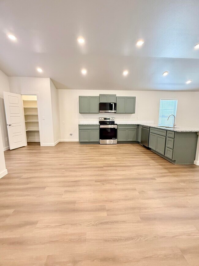 Building Photo - 2130 Langford Ave