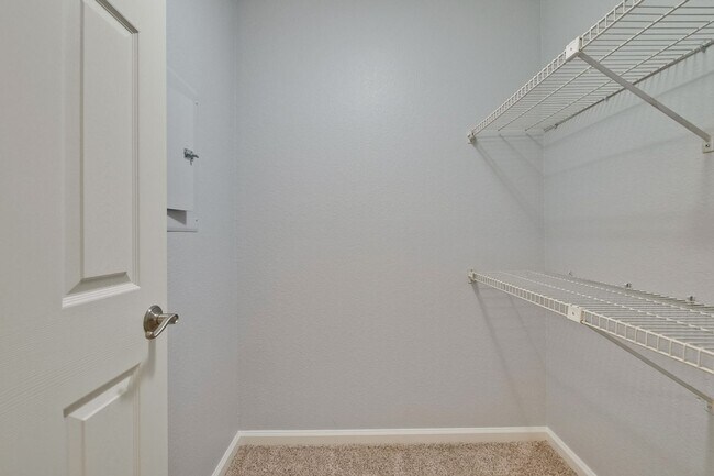 Building Photo - 1 Bed 1 Bath With Lots of Amenities!