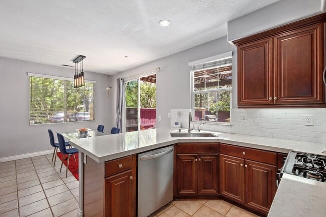 Building Photo - 3 BED 2.5 BATH in Crescent Court