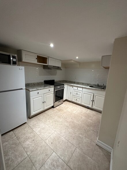 Kitchen - 62 E Centennial Ave