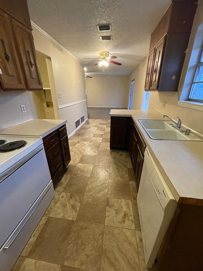Building Photo - Family Home in Lawndale