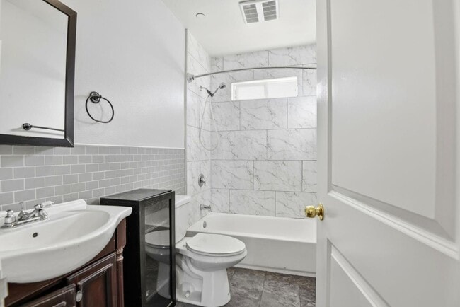 Building Photo - 1614 W 39th Pl