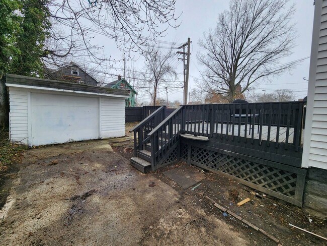 Building Photo - Charming 3-Bedroom Property in Prime Location