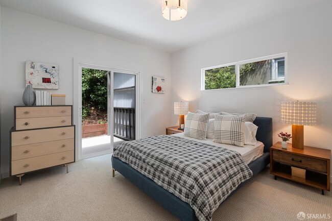 Building Photo - 628 Los Palmos Dr