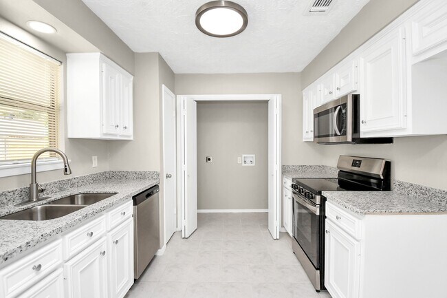 Building Photo - 14235 Bella Dr