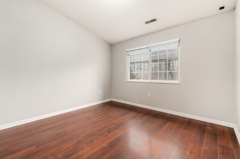 Building Photo - 757 Spring Valley Dr