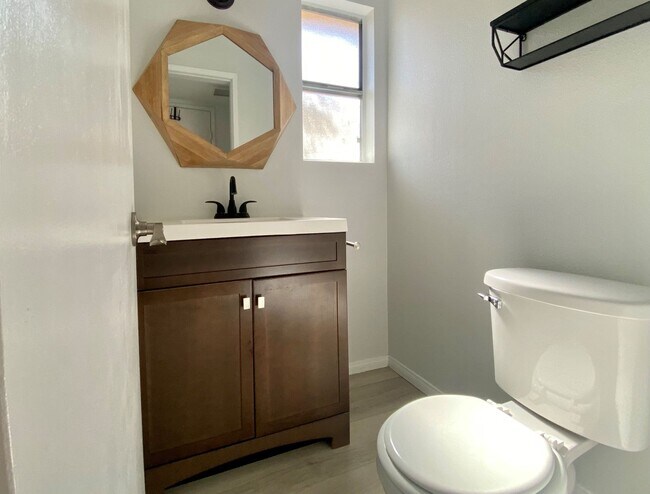 Building Photo - Completely Upgraded Townhome in Cute Neigh...