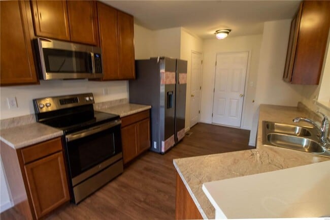 Building Photo - 3 bedroom, 2.5 bath, 2 car garage, 2 story...